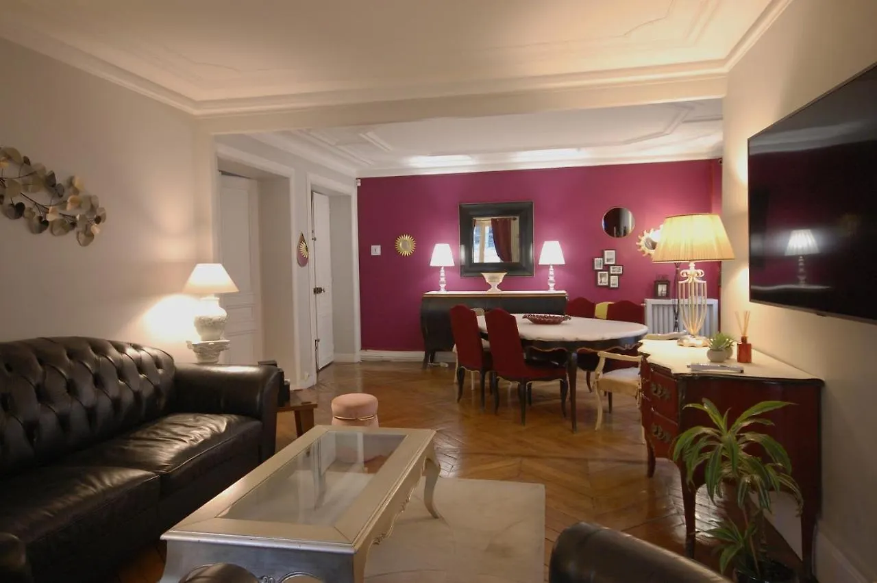 Two-Bedroom Apartment Champs-Elysees *