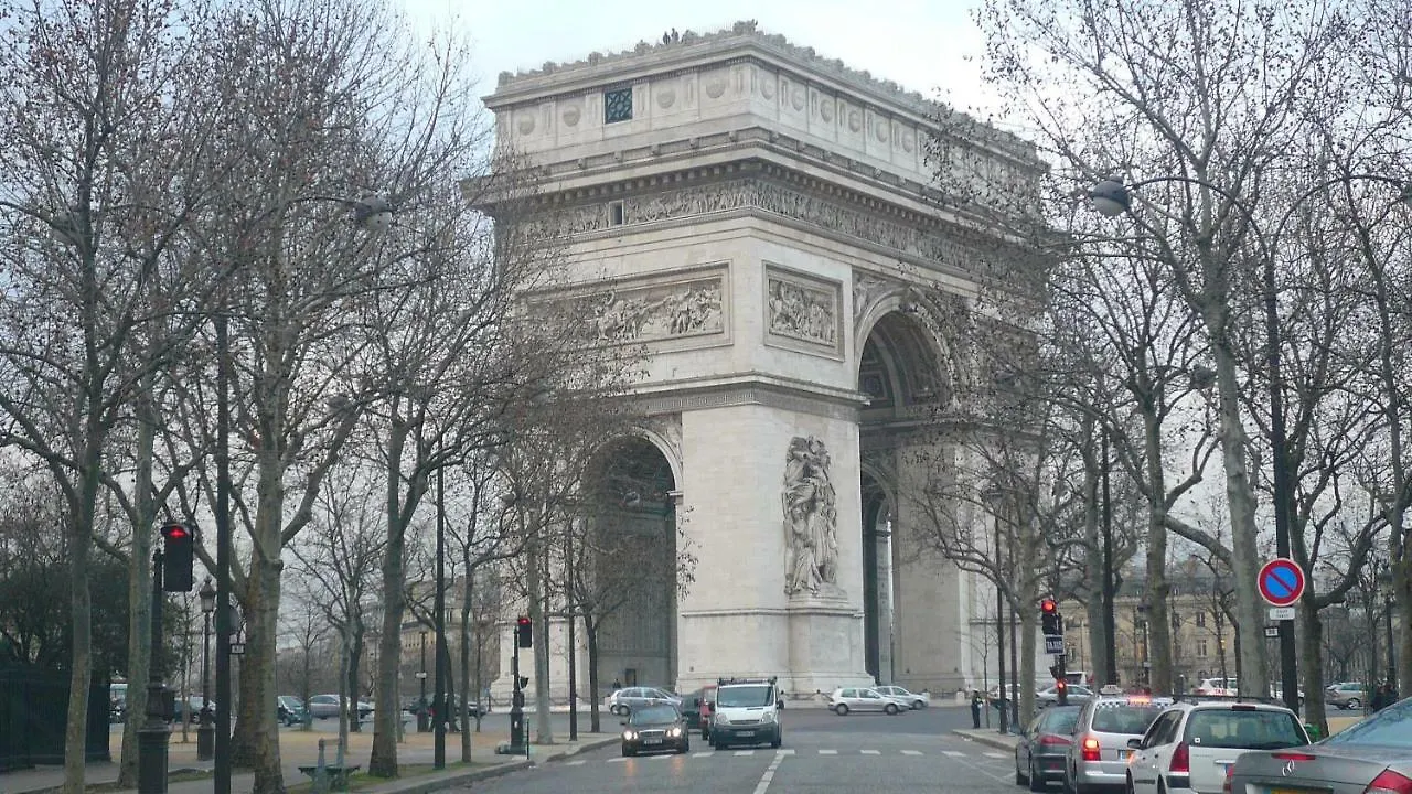 Two-bedroom Champs-elysees Paříž